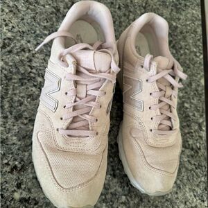 Pink new balance sneakers, size 8
